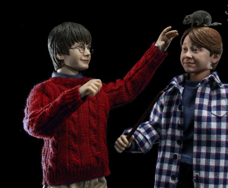 The Christmas versions of Harry, Ron, and Hermione also feature a change of clothing into casual, everyday wear. Here, Harry interacts with Ron and Ron’s pet rat, Scabbers. Photo courtesy of Star Ace Toys