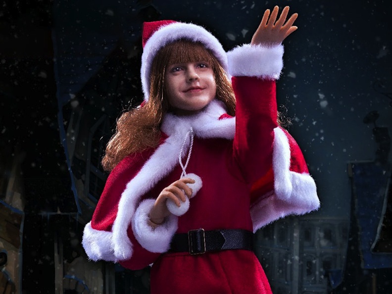 Hermione is gorgeous in her Mrs. Claus costuming. Note how the Star Ace designers have captured her personality. Also, check out how her hands are able to look so lifelike. Photo courtesy of Star Ace Toys