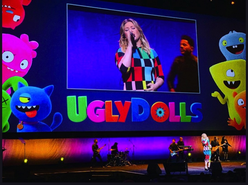 Kelly Clarkson singing "Beautiful and Broken"