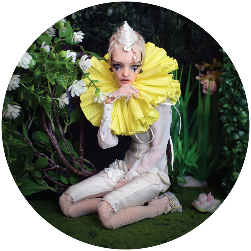 Our Mysterious Guest hides amongst the green. Shh! Don’tgive them away! Incognito Guest is a PashaPasha Mini with the Pulse face sculpt, cast in White Bone.
