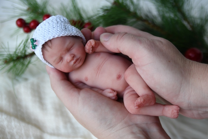 Christmas babies and Christmas dolls go hand in hand. Pennie by Elsie Rodriguez, painted by Maria Lynn Grover.