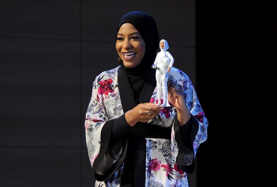 Ibtihaj Muhammad shows the Barbie made in her likeness at an award ceremony, and posted this photo on her Twitter account.